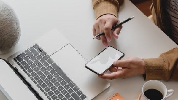 Close Up View Of Male Freelancer Working On His Project With Blank Screen Smartphone - Contabilidade em Curitiba - PR | Blog - Letare Assessoria Contábil