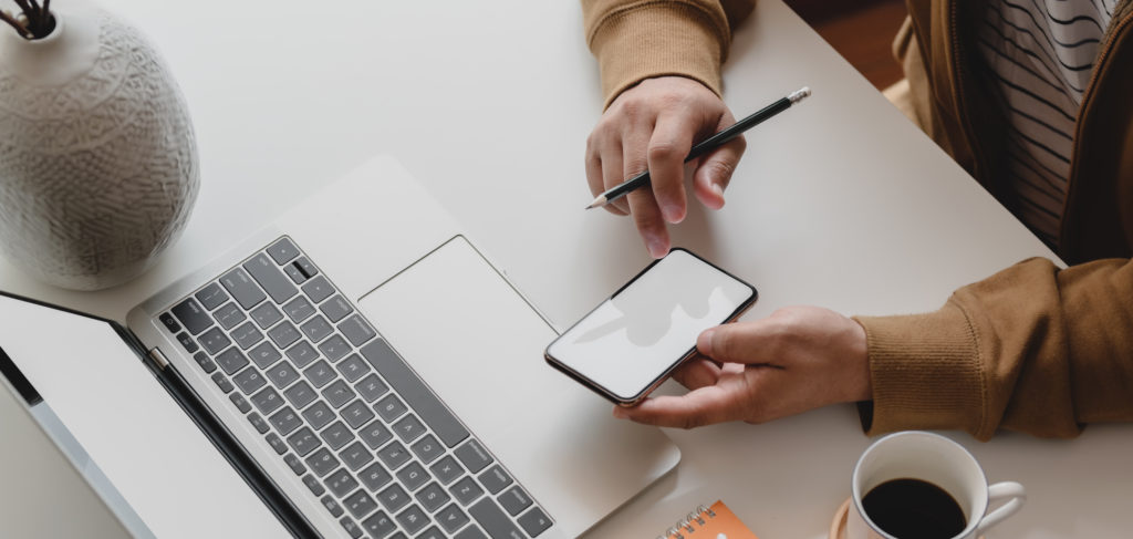 Close Up View Of Male Freelancer Working On His Project With Blank Screen Smartphone - Contabilidade em Curitiba - PR | Blog - Letare Assessoria Contábil