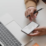 Close Up View Of Male Freelancer Working On His Project With Blank Screen Smartphone - Contabilidade em Curitiba - PR | Blog - Letare Assessoria Contábil